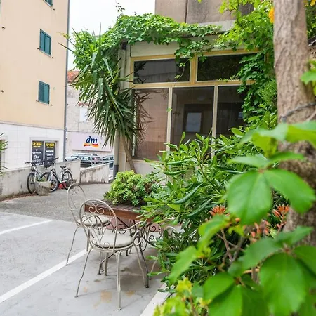 Apartment Petra & Rustic *