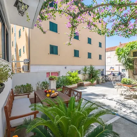 Apartment Petra & Rustic *