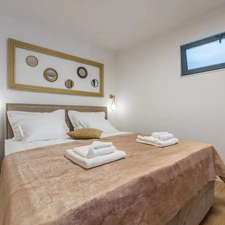 Apartment Petra & Rustic *