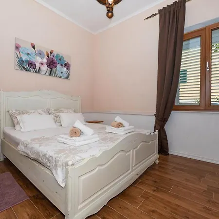 Petra & Rustic Apartman *