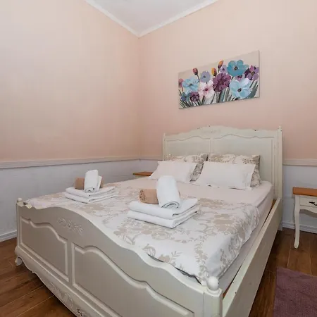 Petra & Rustic Apartman